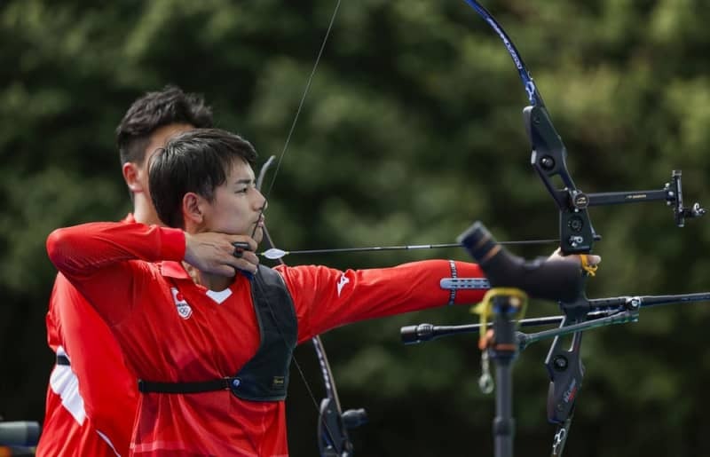 パリ五輪アーチェリーの男子ランキングラウンドで的を狙う中西絢哉＝７月２５日、パリ（共同）