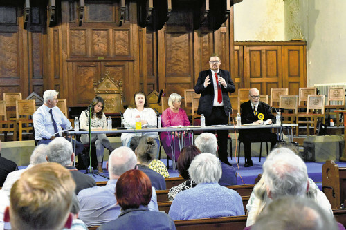 英イングランド北部ハートリプールの教会で開かれた総選挙の候補者討論会。労働党や改革党の候補者ら５人が参加したが、再選を目指す保守党候補者は欠席した（６月２７日）