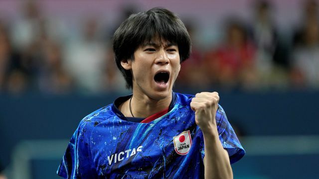 男子シングルスの1回戦に勝利した卓球・戸上隼輔選手【写真：AP/アフロ】