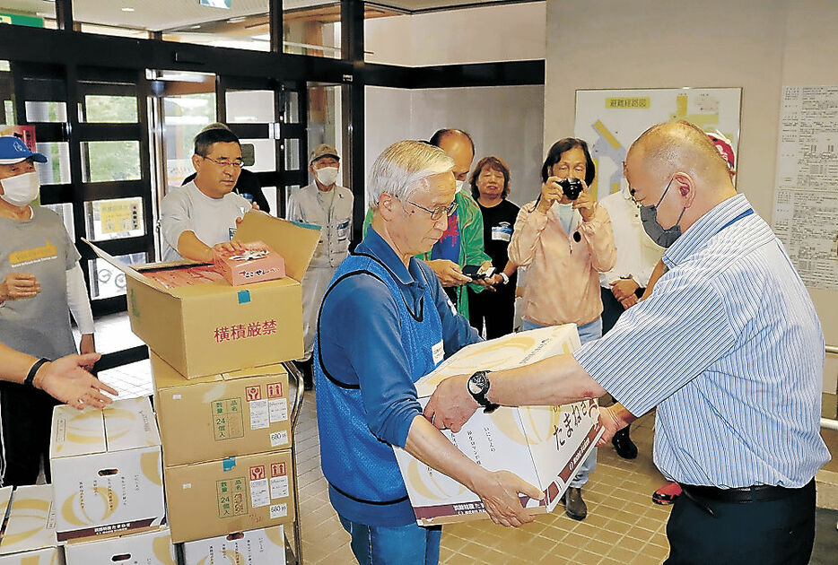 淡路島産の新タマネギなどを贈る高橋さん（中央）やメンバー＝珠洲市宝立町春日野の特別養護老人ホーム長寿園