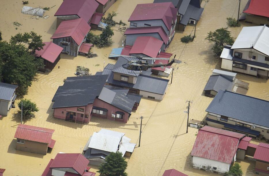 大雨の影響で浸水した山形県戸沢村の住宅＝26日午前10時36分（共同通信社機から）