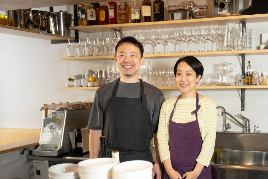 オーナーシェフの藤木義之さん、サービスの藤木由香さん