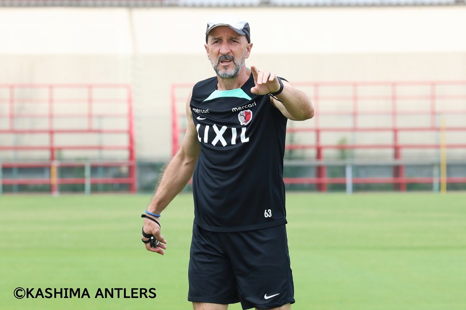 鹿島アントラーズのトレーニングを行なうランコ・ポポヴィッチ監督（写真◎KASHIMA ANTLERS）