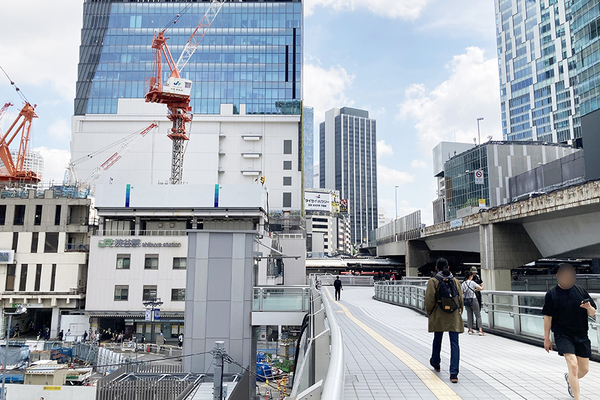 渋谷駅西口デッキ上で。この地下に新たなトンネルが開通する（乗りものニュース編集部撮影）。