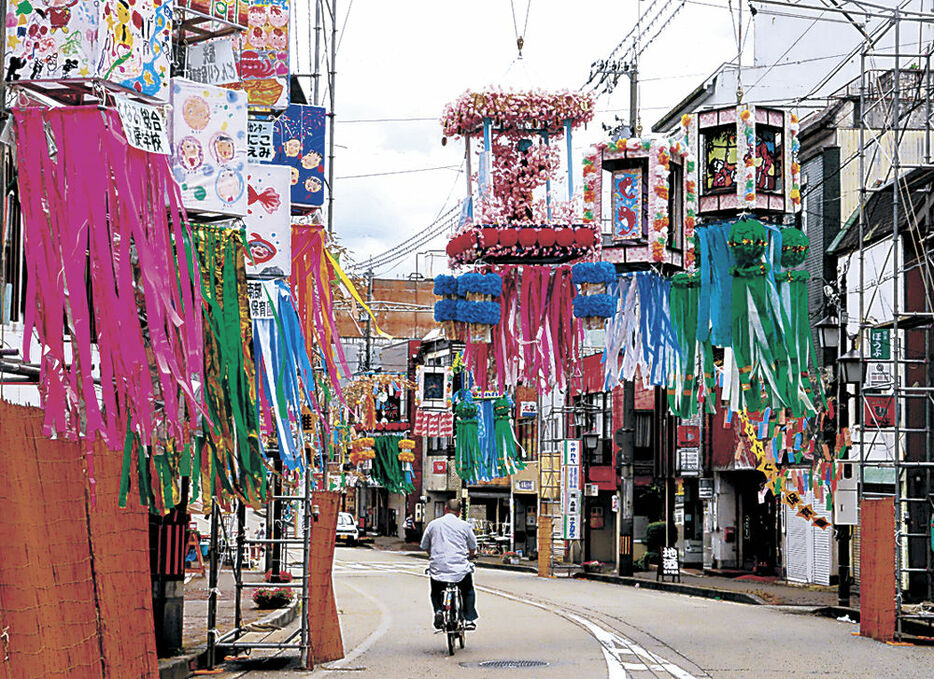 きょう福光の商店街でねつおくり祭り・飾られた七夕