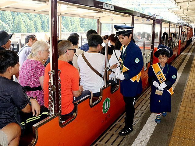 客車の鎖かけをする小澤さん（左）と須田さん