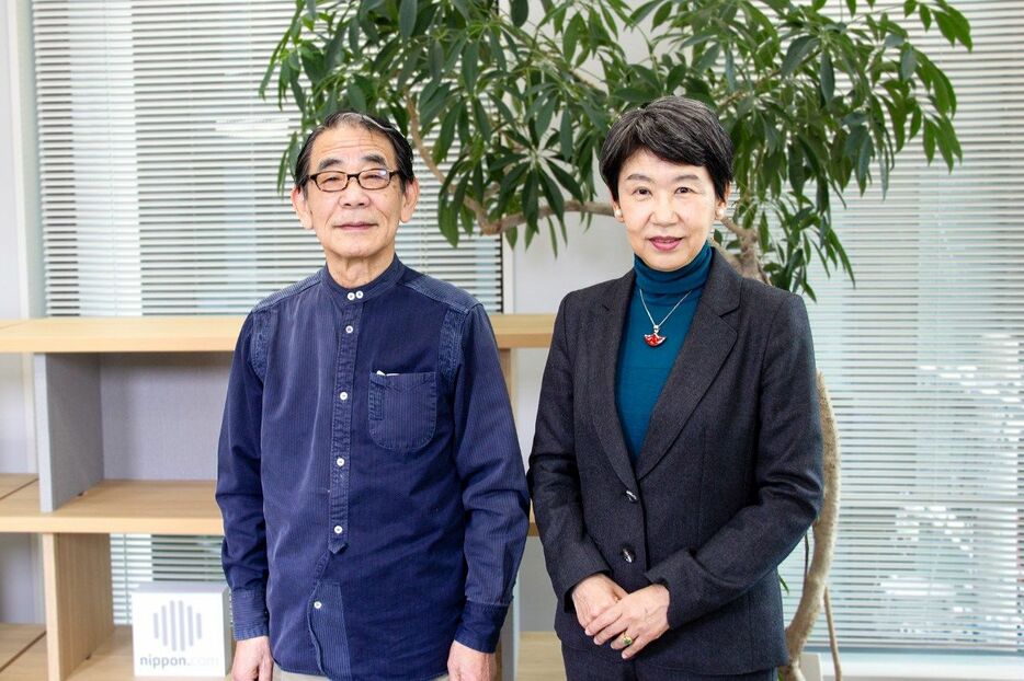 渡辺氏（左）と聞き手の佐藤百合・国際交流基金理事