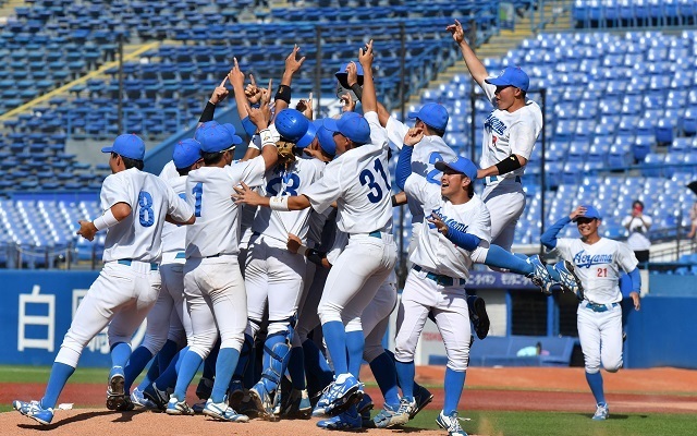 全日本大学野球選手権大会決勝で早稲田大を破り、優勝を決めて喜ぶ青山学院大の選手たち