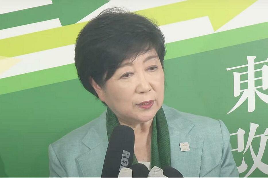 ［写真］会見に応じた小池百合子氏＝7日夜、東京都内で