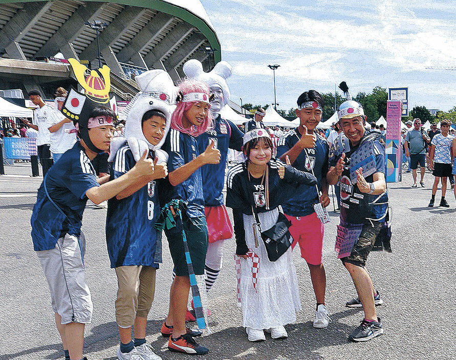 なでしこジャパンの試合会場前で記念撮影する被災地の中学生＝２５日午後、ナント（田島大之撮影）