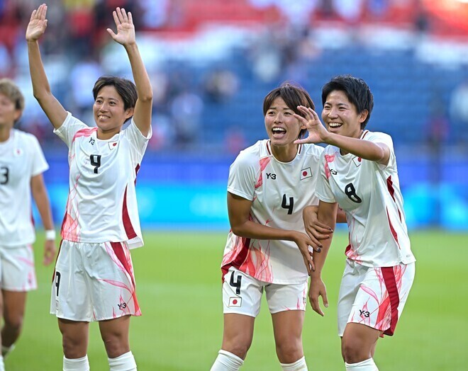 劇的勝利を収め、満面の笑みを浮かべる熊谷（４番）ら日本女子代表の選手たち。写真：金子拓弥 (サッカーダイジェスト写真部／JMPA代表撮影)