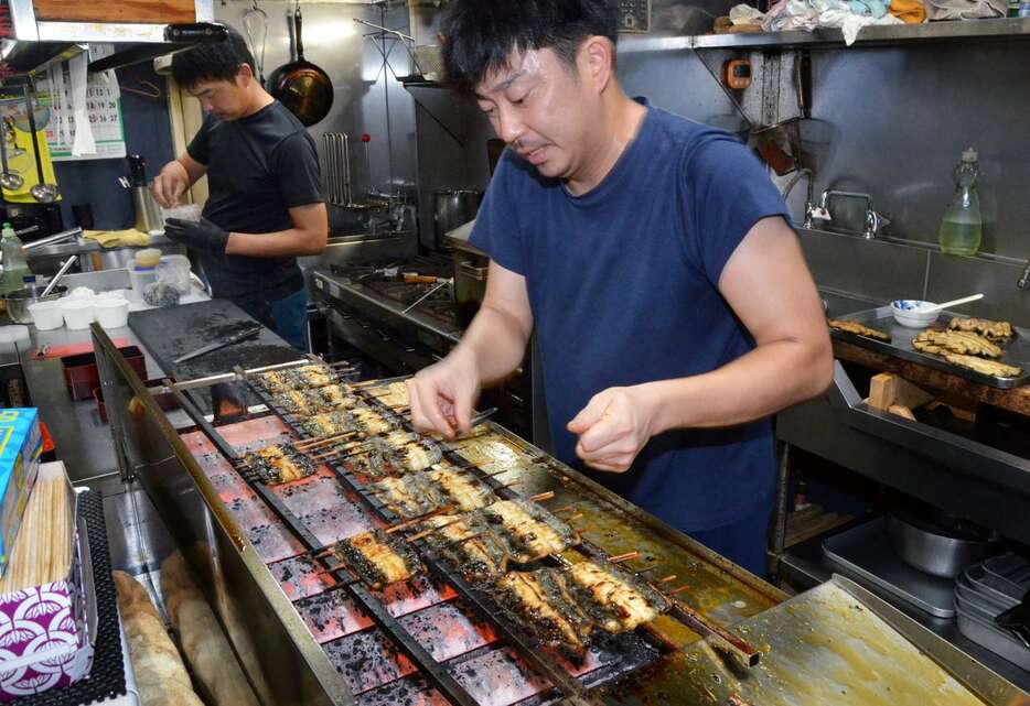 鹿児島県産ウナギを焼く店員。土用の丑の日を前に需要は高まっている＝鹿児島市下荒田１丁目の「うなぎの松重」