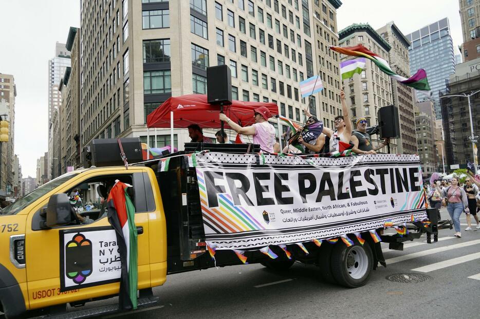 性的少数者の権利擁護を求めるパレードで、「パレスチナを解放しろ」と訴える参加者＝6月30日、米ニューヨーク（共同）