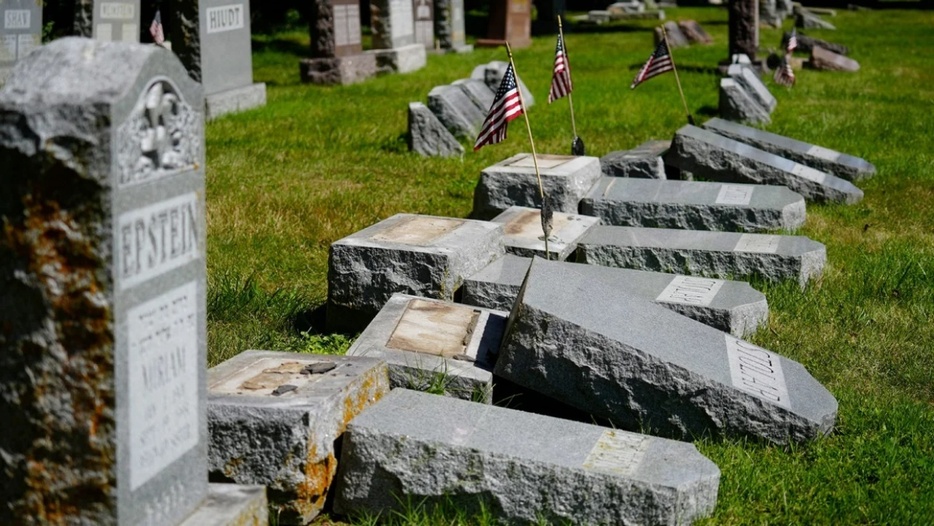 米オハイオ州のユダヤ人の墓地２カ所で１７６基の墓石が倒されたり破壊されたりした