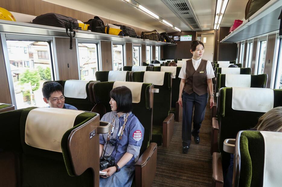 阪急電鉄京都線の有料座席指定サービス「PRiVACE（プライベース）」専用車両で開かれた報道向け試乗会＝8日