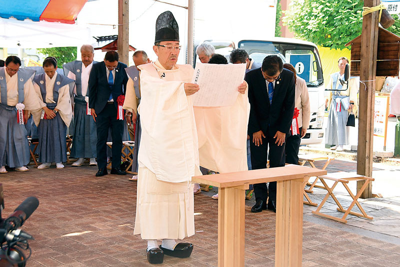 行宮祭で祈願詞を奏上する大総代の萩原直幸さん＝22日午前9時半ごろ、熊谷市星川のお祭り広場