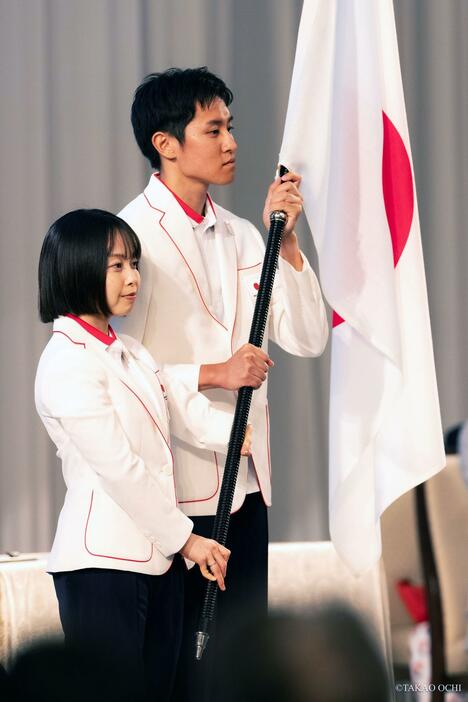 開会式で旗手を務める陸上の石山大輝選手（右）と競泳の西田杏選手に団旗が授与された（撮影：越智貴雄）