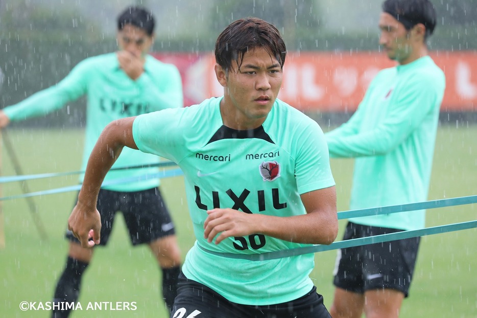 鹿島アントラーズのトレーニングを行なう師岡柊生（写真◎KASHIMA ANTLERS）