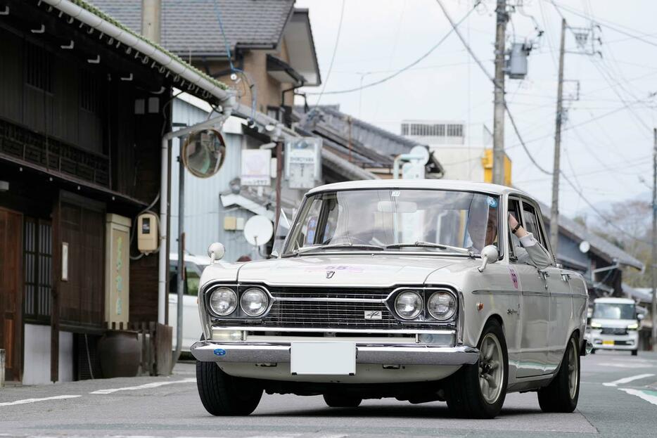 古い街道の三河大野宿を走る1966年式プリンス スカイライン2000GTA