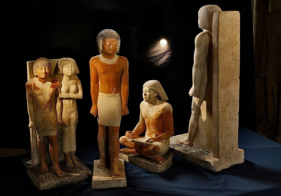 書記のネフェルとその妻の石像。エジプトのアブシールで見つかったもの。新たな研究で、古代エジプトの書記が長時間あぐらをかいて座ったり、ペンをかじったりしたことによる「職業病」に悩まされていた可能性が指摘されている。（MARTIN FROUZ）