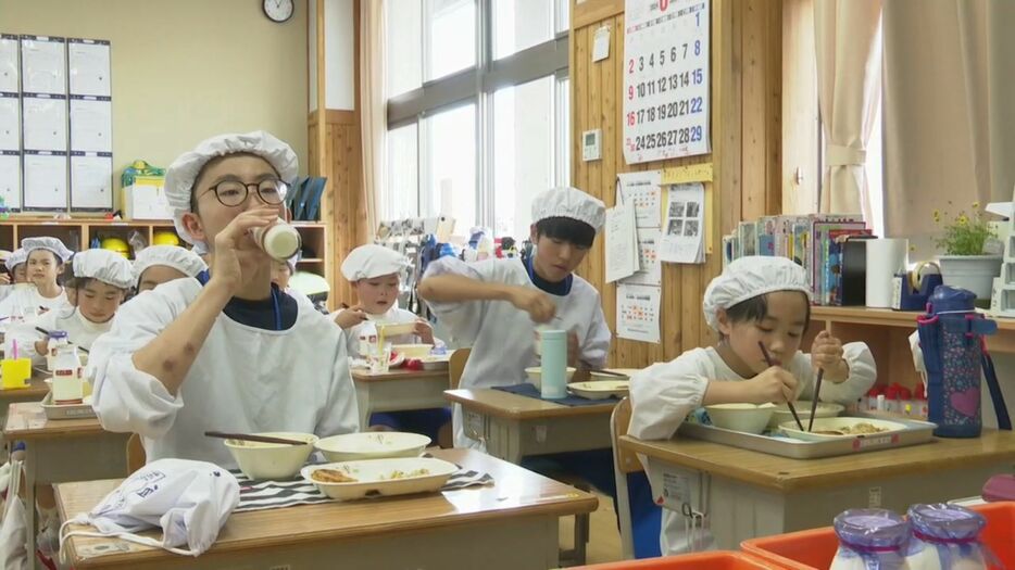 給食の時間も児童と一緒に