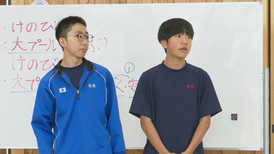 学年集会であいさつする遠藤さん（左）と山口さん（右）