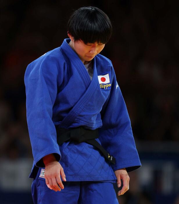 　準々決勝で敗れた舟久保遥香はうつむく（撮影・中田匡峻）