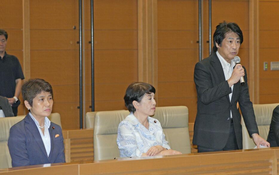 旧優生保護法を巡る最高裁判決を受け開かれた超党派議員連盟の総会で話す自民党の田村憲久政調会長代行。中央は社民党の福島党首、左は立憲民主党の西村智奈美氏＝9日午後、国会