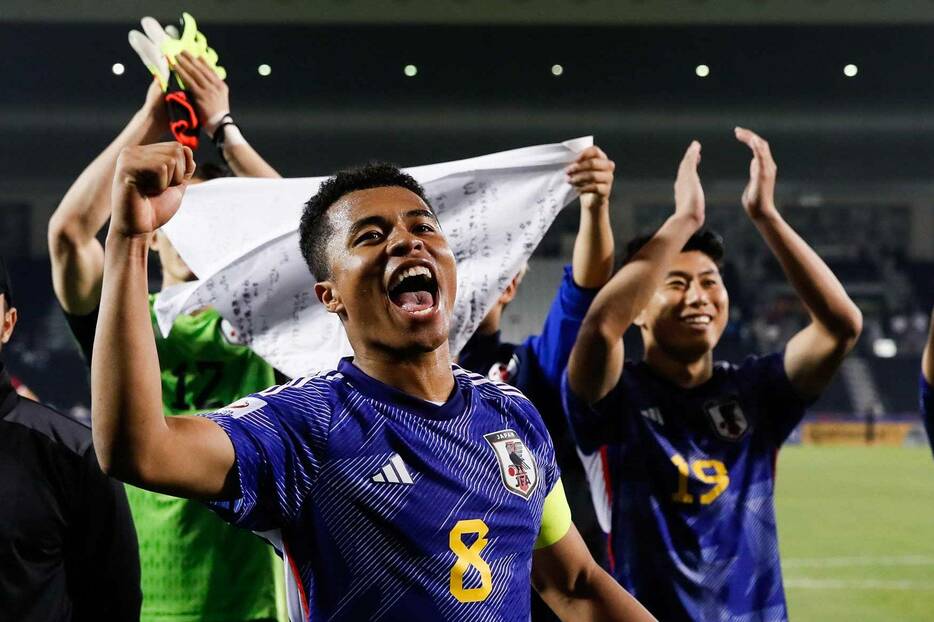 2024年5月3日、AFC U23アジアカップ決勝。トロフィーを掲げる日本の藤田譲瑠チマ。 (写真：Koji Watanabe/Getty Images）