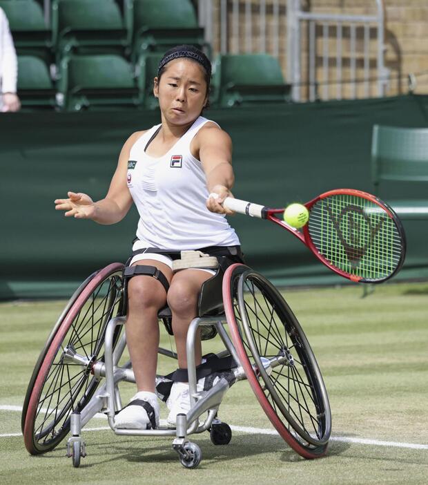 車いすの部女子シングルス準々決勝でプレーする上地結衣＝ウィンブルドン（共同）