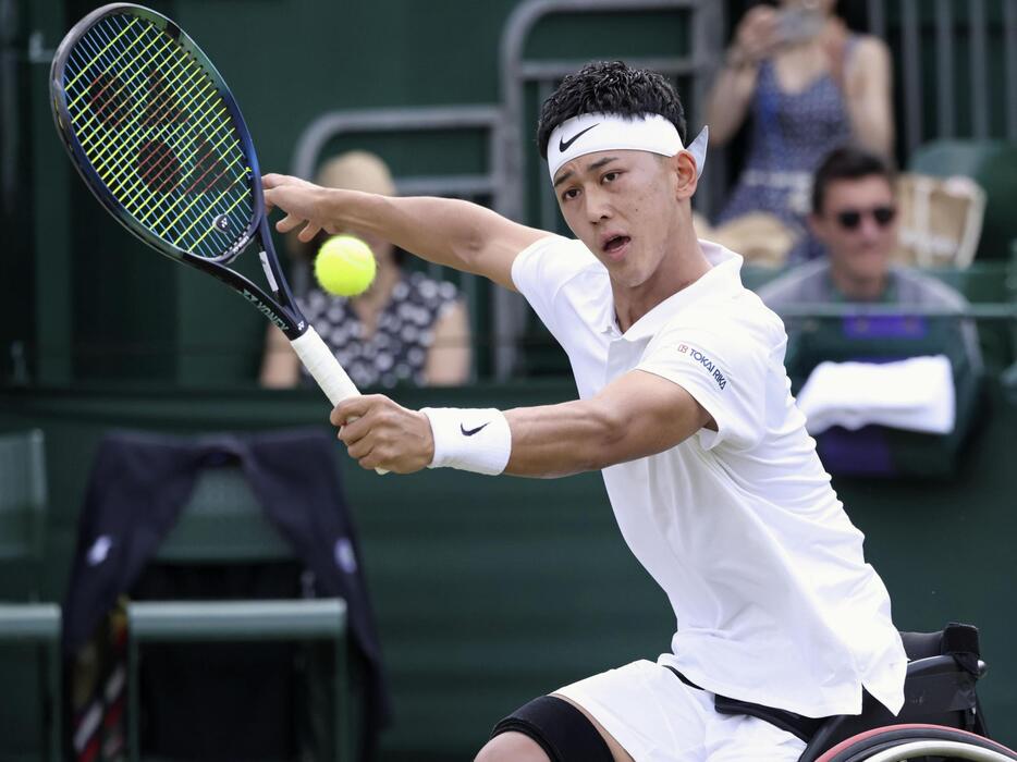 車いすの部男子シングルス準々決勝でプレーする小田凱人＝ウィンブルドン（共同）