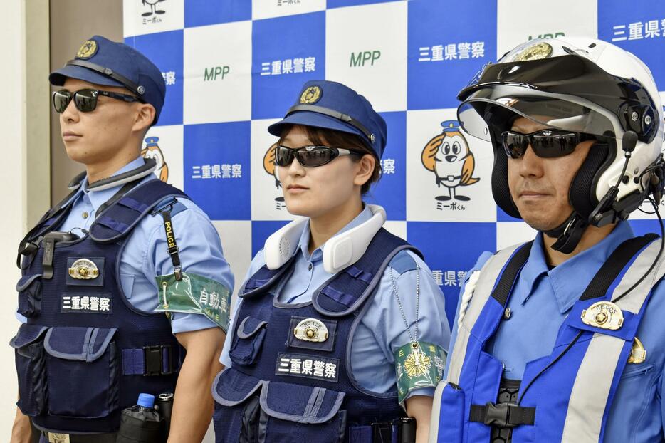 サングラスをかけ、首元に冷却用品を着用した警察官＝三重県警本部