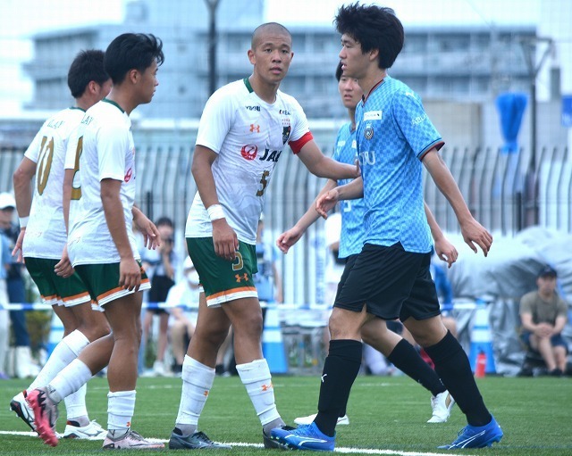 川崎U-18に１－２で敗戦。腕章を巻く小沼は「自分たちの力不足。エンジンがかかるのが遅い」と悔しがる。写真：松尾祐希