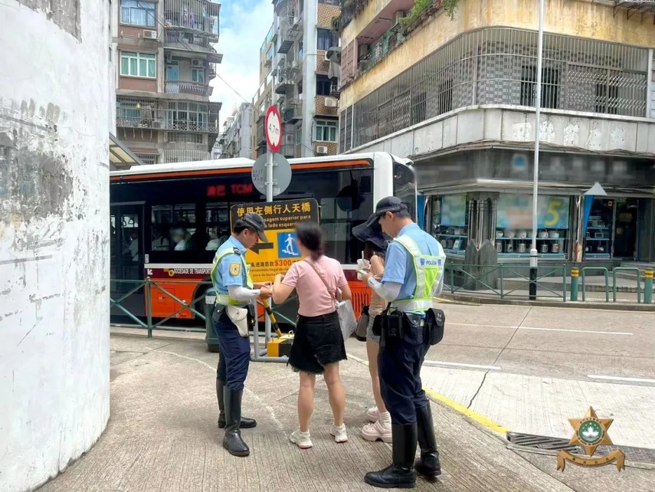 マカオ治安警察局が実施した歩行者の道路横断違反に対する取り締まりの様子＝マカオ半島・東望洋街（写真：マカオ治安警察局）