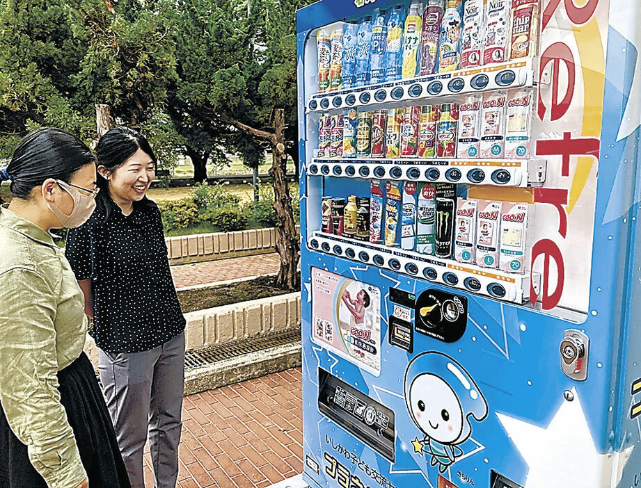 玄関前に設置された紙おむつ自動販売機＝金沢市の県子ども交流センター