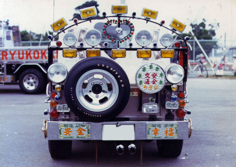 1970～80年代、デコトラの飾りつけ手法を乗用車に持ち込んだクルマが登場した。それら車両はいまでも語り草となっている。