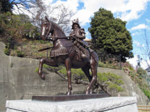 松山城（愛媛県松山市丸之内）に立つ加藤嘉明公騎馬像。松山城を立てた嘉明は、元は農村地帯であった勝山の地を城下町とするために尽力した。