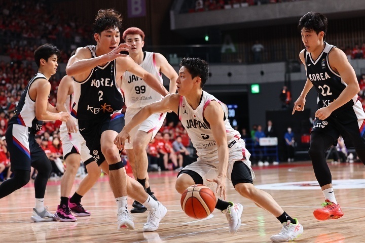 日本（白）はパリ五輪不出場の韓国に惜敗した。写真：梅月智史（THE DIGEST写真部）