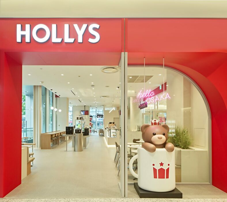 「HOLLYS」のくまのキャラクター「ハーリベア」がお出迎え