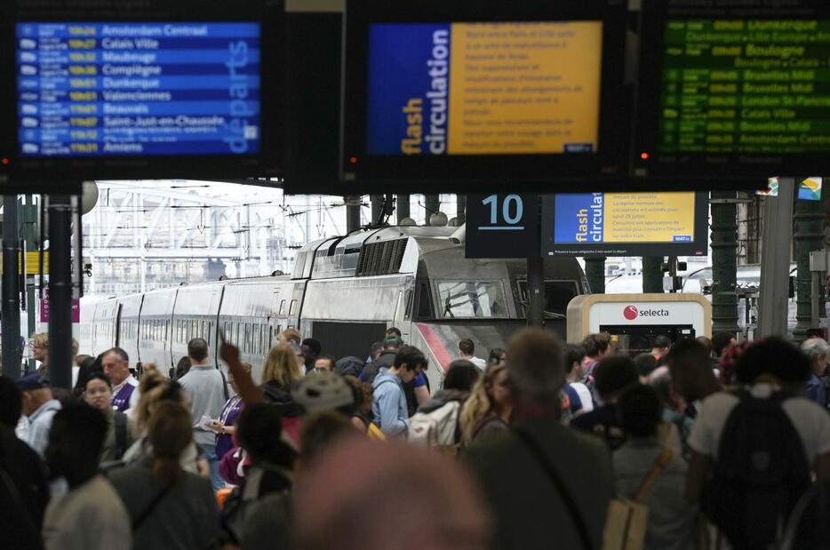 混雑するパリ北駅。高速列車TGVの路線網に大規模な破壊行為があった＝26日（共同）