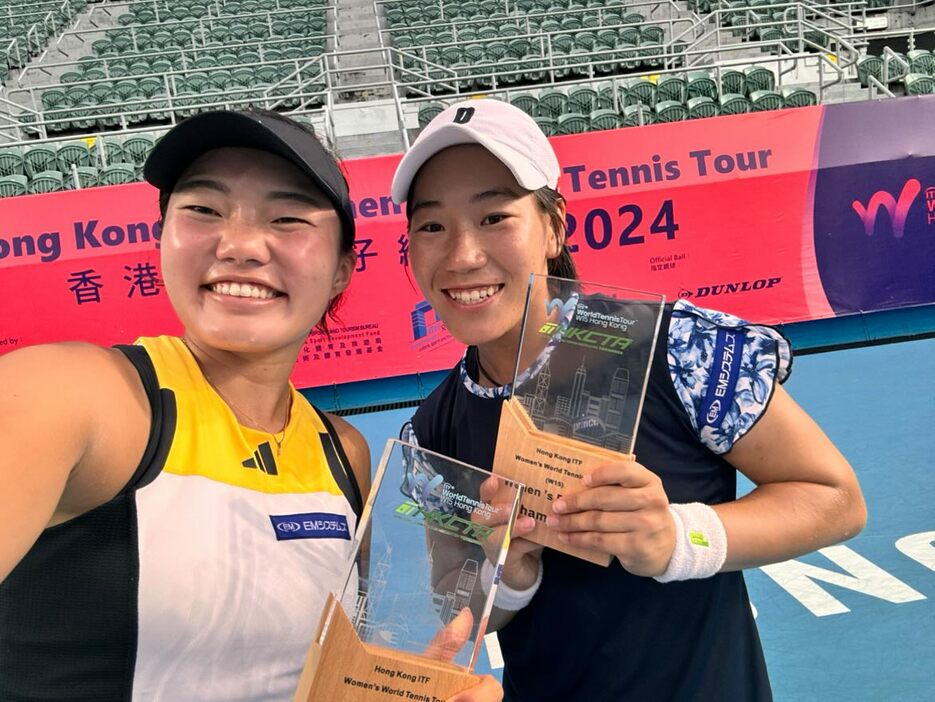 「ITFワールドテニスツアー女子1万5000ドル香港」（中国・香港）の女子ダブルスで優勝を飾った阿部宏美（EMシステムズ／右）と今村咲（EMシステムズ）（写真提供◎阿部宏美：EMシステムズ所属）