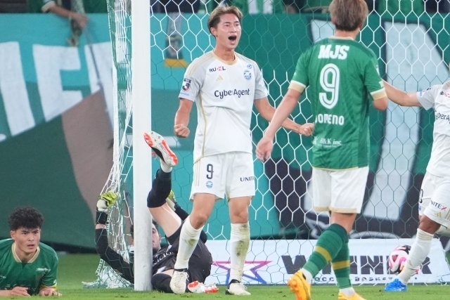 東京V戦で相手のオウンゴールを誘発した藤尾。写真：田中研治（サッカーダイジェスト写真部）