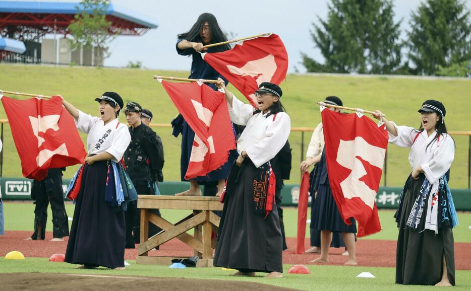 旗を振り、球児にエールを送る盛岡一高の応援団＝10日午前、盛岡市のきたぎんボールパーク