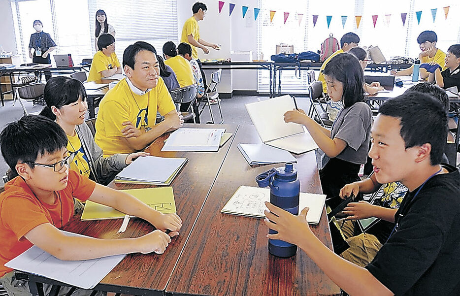 面白い未来について意見を交わす参加者＝滑川市役所