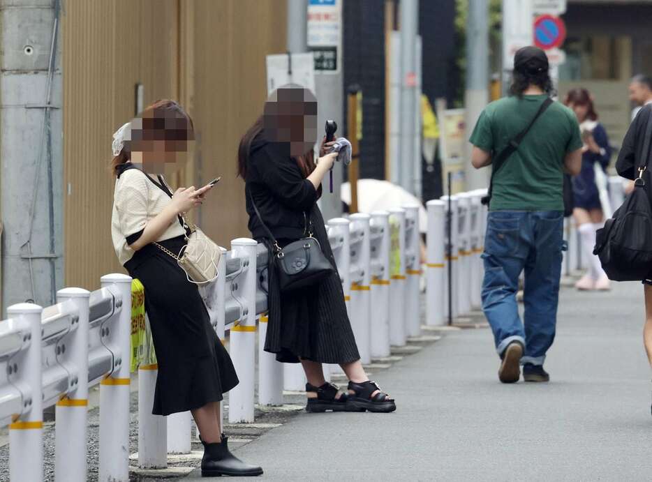 東京都新宿区の大久保公園周辺で客待ちをしているとみられる女性ら＝６月１７日午後（松井英幸撮影、画像の一部を処理しています）