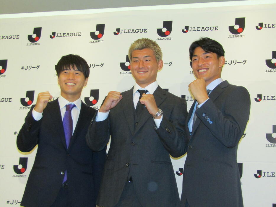 パリ五輪代表が決まって会見に臨む左から、川崎颯太、西尾隆矢、半田陸