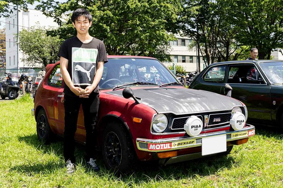 川崎智仁さんと愛車の1975年式ホンダ シビックRS