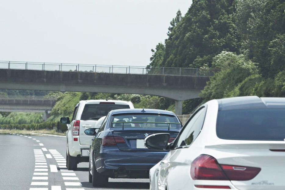 煽り運転に関するニュースがここ数年で一気に増えたこともあり、高速道路の追越車線に居座るクルマも減ったが、それでもまだまだマナーの悪いクルマも多い。いま一度、自身の運転を見直してみよう。、