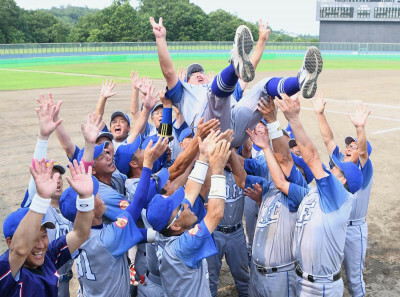 ３連覇を達成し、胴上げして喜ぶＩ．Ｏ．Ｆ．Ｃの選手たち＝１５日、秋田県大仙市・大曲球場（秋田魁新報社提供）