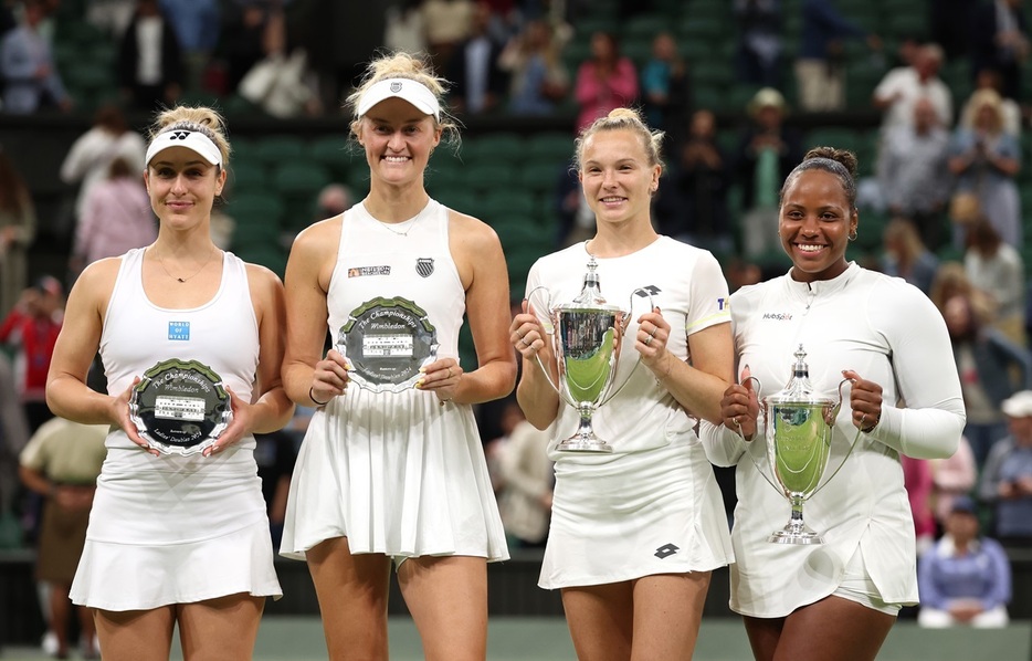 （右から）女子ダブルス優勝のテイラー・タウンゼント（アメリカ）、カテリーナ・シニアコバ（チェコ）、準優勝のエリン・ロウトリフ（ニュージーランド）、ガブリエラ・ダブロウスキー（カナダ）（Getty Images）